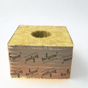 Begrow® Anbauwürfel aus Steinwolle 100 × 100 × 65 mm mit großem Loch.