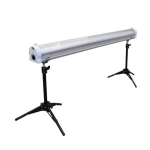 Produktbild: Gorilla UnderCanopy LED 120 W auf zwei Stative befestigt.
